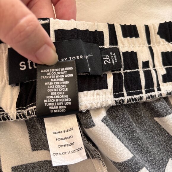 Geometric Print Wide Leg Studio Pant - Picture 4 of 4